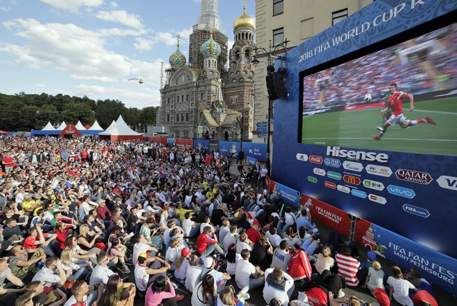 Ruse je zajela mundialska mrzlica. Takole so v St. Peterburgu, prizorišču današnje tekme z Egiptom, spremljali spopad s Savdsko Arabijo.