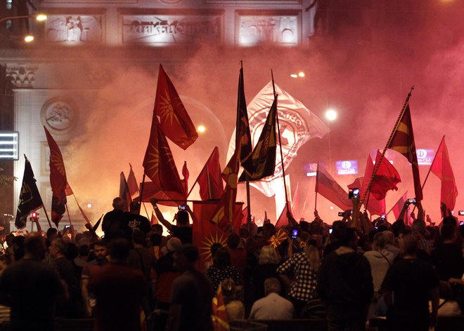 V nedeljskih nasilnih protestih pred poslopjem parlamenta v Skopju je bilo ranjenih deset policistov in aretiranih 26 protestnikov. FOTO: Boris Grdanoski/AP