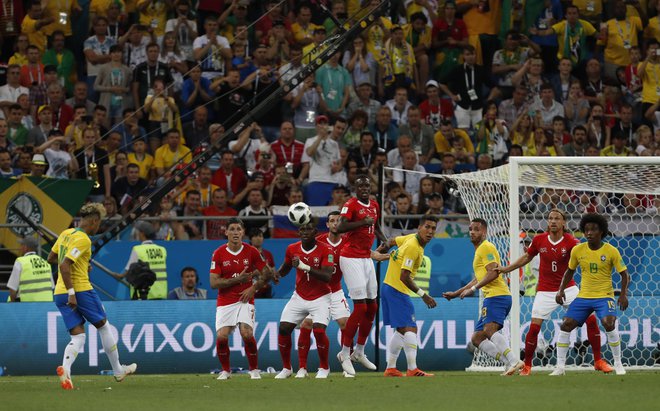 Nogometni ekipi Brazilije in Švice so se na nedeljski tekmi skupine E razšli z remijem 1:1. FOTO: Darko Vojinovic Ap