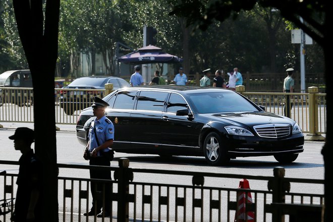 Avtomobil, v katerem naj bi se Kim Džong Un pripeljal na obisk h kitajskemu predsedniku. FOTO: Thomas Peter/Reuters