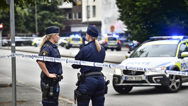 Policija še preiskuje motiv napada, ki ga obravnavajo kot umor in poskus umora, a doslej niso nikogar aretirali. FOTO: Johan Nilsson/AP