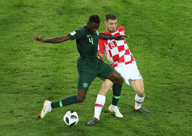 Mateo Kovačić (desno) se je tako boril z Nigerijcem Wilfredom Ndidijem, zdaj ga čaka stari znanec iz španskega clasica &ndash; Leo Messi.<br />
FOTO: Reuters