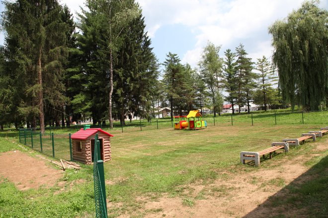 Za ureditev igrišča so morali podreti nekaj dreves, zemljišče zravnati in zasejati travo ter namestiti otroška igrala. FOTO: Bojan Rajšek/Delo