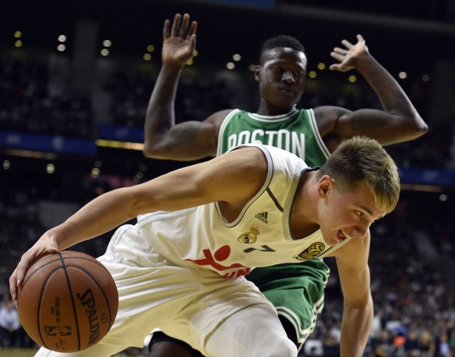 Real Madrid&#39;s Slovenian guard Luca Doncic (down) vies with Boston Celtics&#39; guard Terry Rozier (Up) during their NBA Global Games Madrid 2015 basketball match Real Madrid vs Boston Celtics at the Barclaycard center in Madrid on October 8, 2015. AFP PHOTO/ GERARD JULIEN Foto Gerard Julien Afp