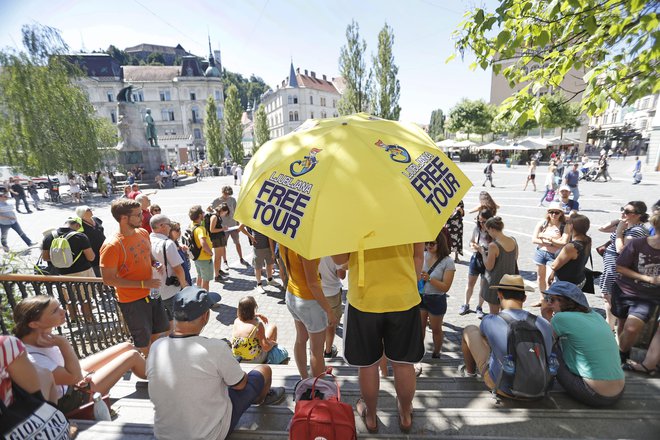 Turisti v Ljubljani v povprečju porabijo 150 evrov na dan, petični gostje pa tudi do 700 evrov. FOTO: Leon Vidic/Delo
