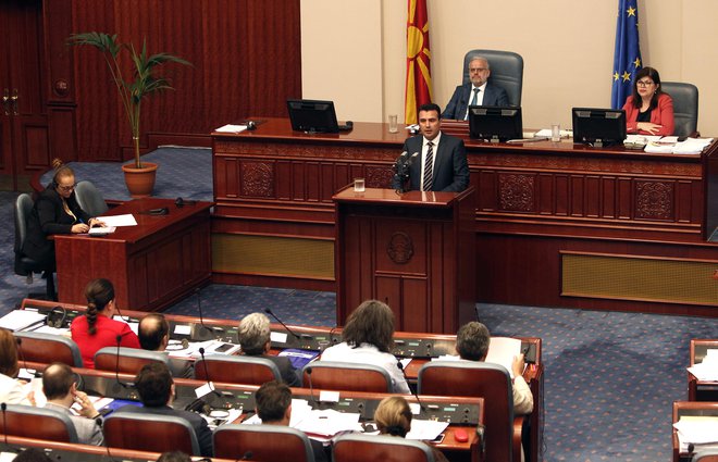 Makedonski premier Zoran Zaev pred parlamentom FOTO: AP