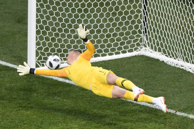 Angleški vratar Jordan Pickford na tekmi proti Tuniziji. Foto Nicolas Asfouri Afp