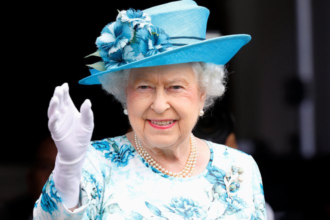 Kraljica o istospolni poroki svojega sorodnika še ni spregovorila, je pa v preteklosti podprla skupnost istospolno usmerjenih. FOTO: Reuters