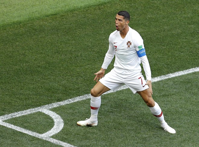 Cristiano Ronaldo je že v 4. minuti načel maroško mrežo. Foto Victor Caivano/Ap