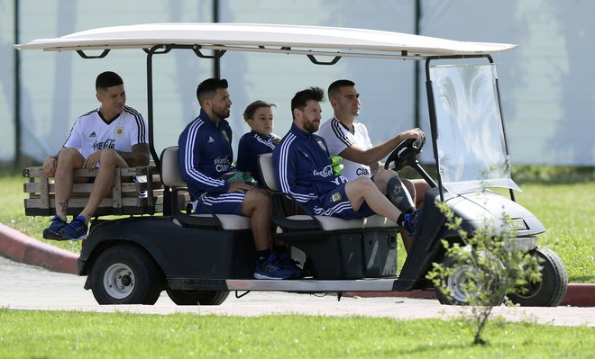 Lionel Messi se tudi na trening vozi v prvi vrsti, njegov prijatelj Sergio Agüero se ga zvesto drži, Marcosa Roja pa je slab štart na SP potisnil na prtljažnik.<br />
Foto AFP