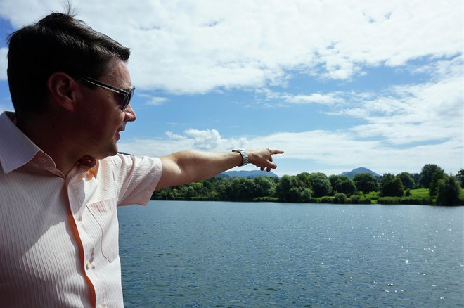 Velenjski podžupan Peter Dermol kaže, kje na Velenjskem jezeru angleški investitor načrtuje hotel na vodi. Foto: Brane Piano/DELO