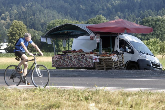 Na začasnih stojnicah ob cestah in večjih trgovskih centrih so kršitve glede navajanja porekla najpogostejše, saj na njih ni preverjanja s strani lastnika oziroma upravljavca prodajnega mesta. FOTO:&nbsp;Blaž Samec