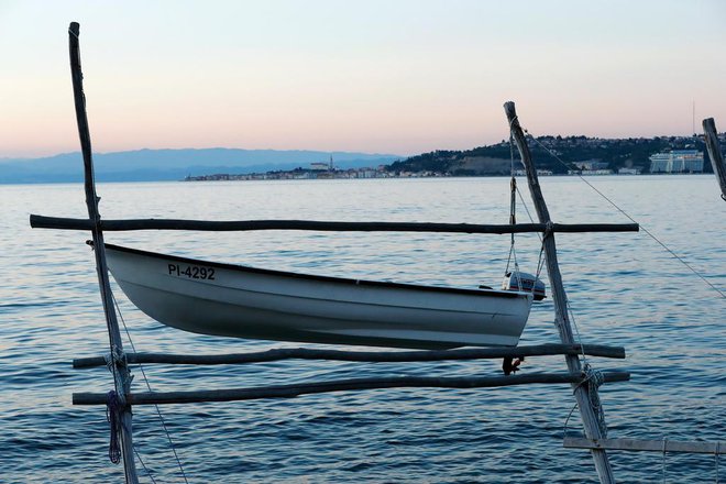 Tudi čoln na južni strani Piranskega zaliva s piransko registracijo je čaka na odločitev evropske komisije. FOTO: Blaž Samec/Delo