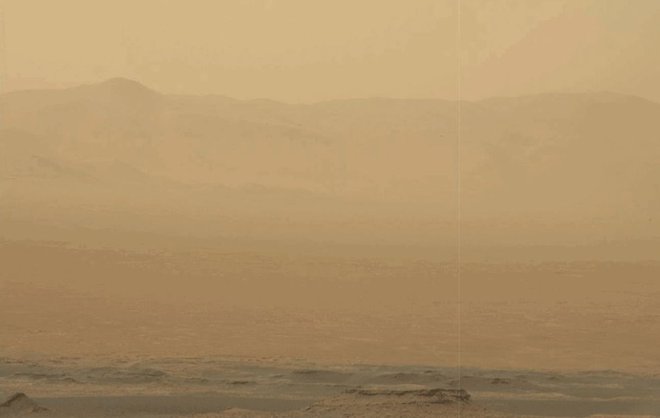 Peščeni vihar na Marsu. FOTO: NASA