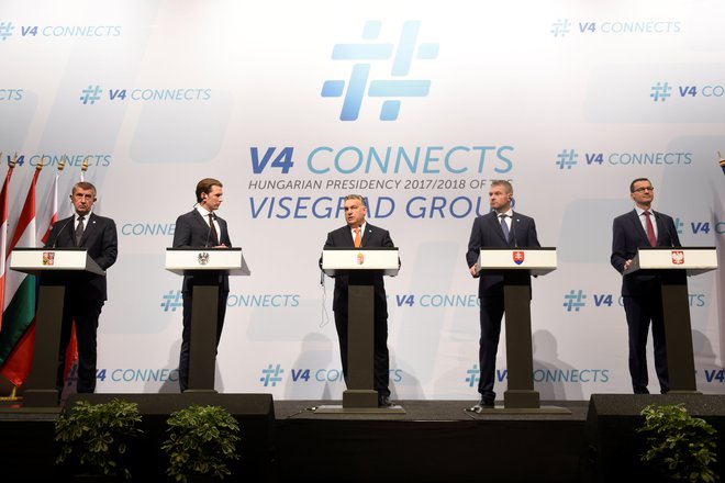 Voditelji višegrajske četverice in avstrijski kancler Sebastian Kurz med tiskovno konferenco v Budimpešti. FOTO: Reuters