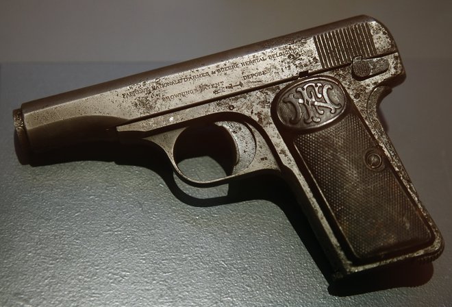 Pištola, s katero je Gavrilo Princip 28. junija 1914 ustrelil prestolonaslednika Franca Ferdinanda. FOTO: Reuters