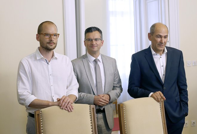 Matej Tašner Vatovec (Levica), Marjan Šarec (LMŠ) in Janez Janša (SDS): Tri bele srajce, dva suknjiča, ena kravata<br />
Foto Blaz Samec