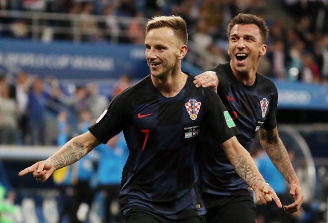 Takole sta se veličastne hrvaške zmage proti Argentini veselila Ivan Rakitić in Mario Mandžukić.<br />
FOTO Reuters