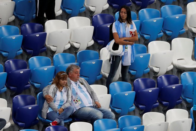 Nekateri Argentinci so ostali na tribunah še dolgo po zadnjem žvižgu. FOTO: Reuters