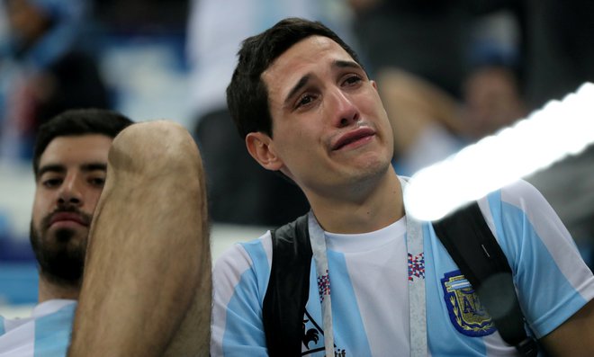 Solze obupa argentinskega navijača. FOTO: Reuters