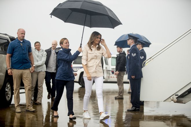 Ko je pristala v Teksasu, je Trumpova nosila drugačen plašč. FOTO: Andrew Harnik/AP
 