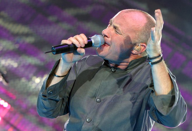 Britanec Phil Collins je z najnovejšo turnejo, katere naslov povzema njegovo avtobiografijo Not dead yet (Ne še mrtev), začel že lani in še poteka. FOTO: Reuters