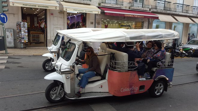 Javni promet v Lizboni dopolnjujejo rikše na elektriko. Foto Borut Tavčar/Delo