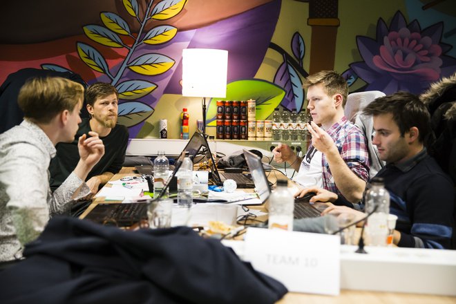 Precej podjetij pri nas organizira hackathone (na fotografiji Petrolov), ki so priložnost za urjenje mehkih veščin in predstavitev morebitnemu delodajalcu. Foto ABC pospeševalnik