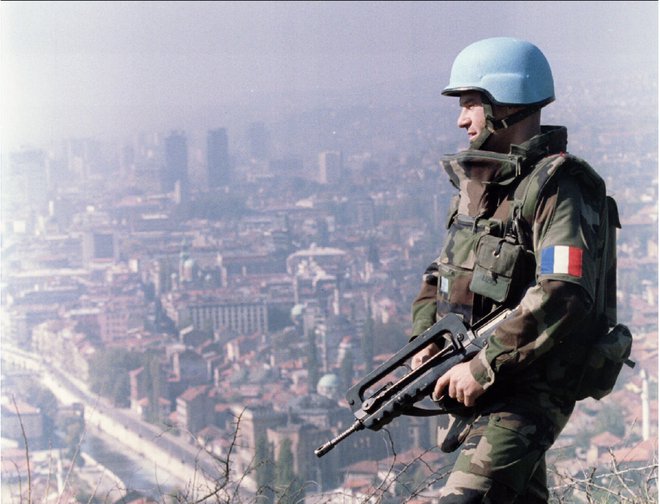 Modre čelade ZN bi morale varovati Srebrenico. FOTO: Reuters