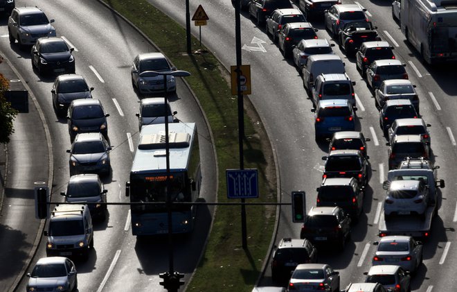 Na slovenskih cestah danes ni večjih zastojev. FOTO: Tomi Lombar