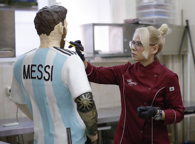 Moskovski slaščičarji pa so v čast južnoameriškemu nogometnemu virtuozu naredili čokoladno skulpturo z njegovo podobo. FOTO: Reuters