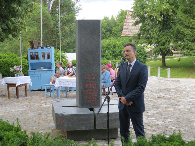 Poslanec Marjan Šarec je pred pomnikom Geoss v Spodnji Slivni spoštljivo spregovoril o dnevu državnosti. FOTO: Bojan Rajšek/Delo