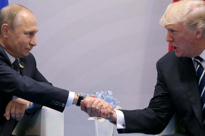 Voditelja Rusije in ZDA sta se prvič dobila na kratkem pogovoru pred enim letom ob robu vrha skupine držav G-20. FOTO: Reuters