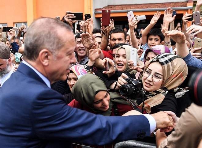 Ince je priznal, da je Erdogan (na sliki) dobil več kot 10 milijonov glasov več od njega. FOTO: AFP