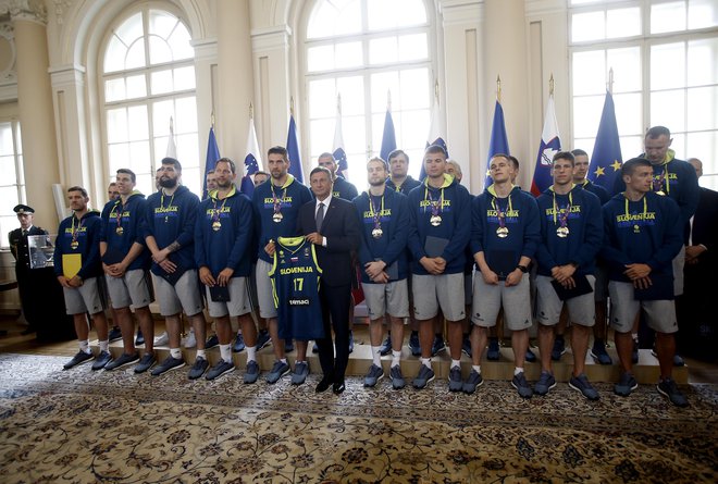 Predsednik Pahor je košarkarjem podelil zlati red za zasluge. Foto Blaž Samec/Delo