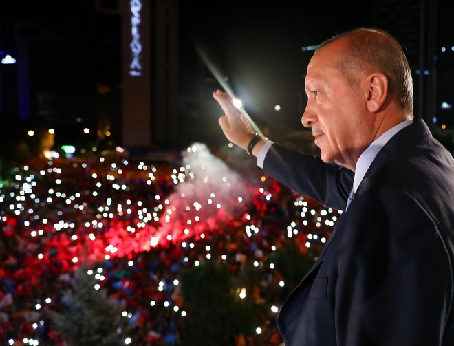 Turški predsednik Recep Tayyip Erdogan pozdravlja svoje privržence. FOTO: REUTERS