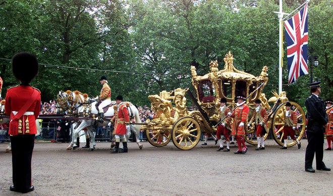 Zlato kočijo so naredili leta 1760 in jo zaradi starosti in slabe vožnje uporabljajo samo za velike slavnosti, kot je bila diamntna obletnica kronanja Elizabete II. FOTO: Reuters