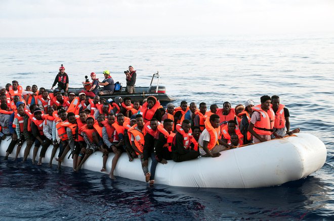 MLadja je v četrtek v Sredozemskem morju rešila več kot 230 migrantov, med njimi otroke in nosečnico, a sta ji Malta in Italija sprva prepovedali vplutje. FOTO: Reuters