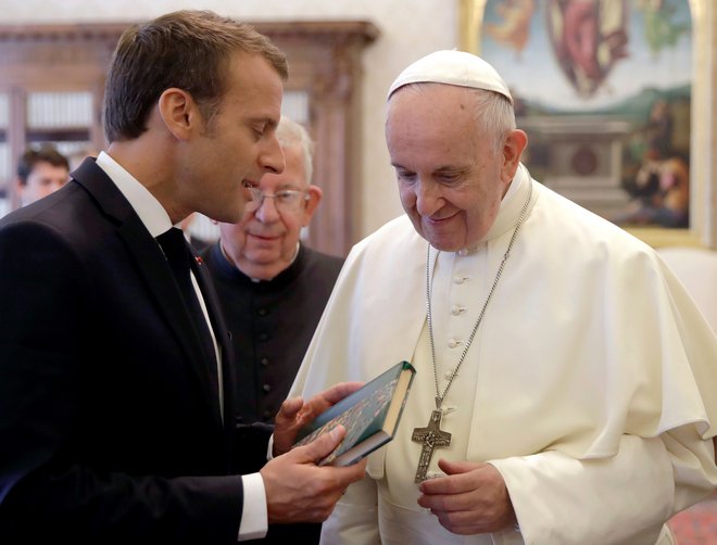 Emmanuel Macron je ob tej priložnosti podaril papežu izdajo knjige francoskega pisatelja Georgesa Bernanosa Dnevnik vaškega župnika iz leta 1949. FOTO: AFP