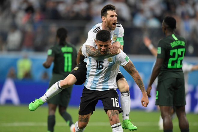 Lionel Messi in Marcos Rojo sta Argentini pomagala iz zagate. Foto Gabriel Bouys/AFP