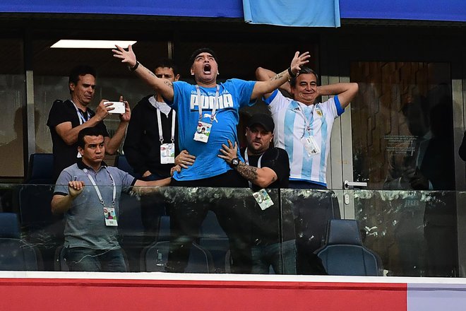 Televizijske kamere so ujele Maradono, kako se burno odziva na potek tekme. FOTO: AFP