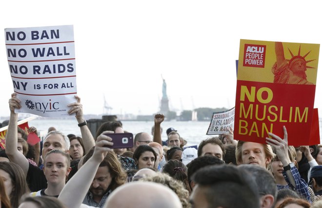 Na skrajnem jugu Manhattna, v parku Battery, je včeraj množica ljudi protestirala proti Trumpovi politiki priseljevanja. FOTO: Reuters