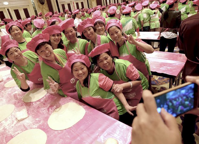 Med nenavadne rekorde na Kitajskem spada množična priprava testa za pice, ki so ga pred leti pripravili v šanghajskem hotelu Pudong Shangri-La. FOTO: Reuters
