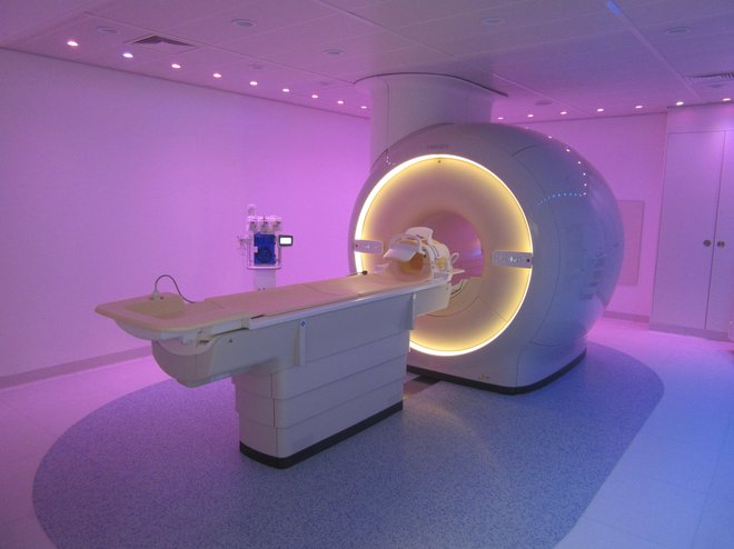 Slikanje z računalniškim tomografom (CT) je pred opreacijo prebavil nujno. FOTO: Špela Kuralt