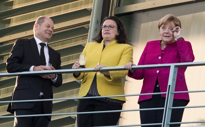 Nemška kanclerka Angela Merkel se v zadnjem času med pogovori s koalicijskimi partnerji ne počuti najbolj lagodno, v sredini Andrea Nahles iz SPD, levo pa finančni minister Olaf Scholz. FOTO: AP