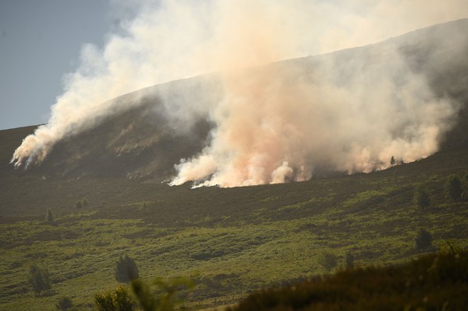 Požar na območju barja Saddleworth je izbruhnil v nedeljo in se sredi vročine, ki trenutno vlada po vsem Otoku, znova vnel v ponedeljek. FOTO: AFP