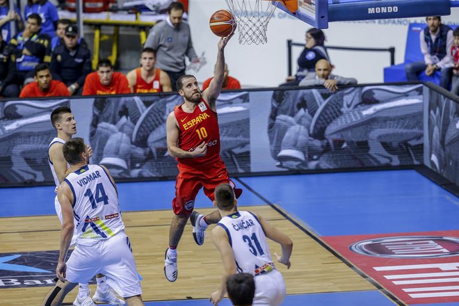 Quino Colom (z žogo) je v Burgosu povzročal največ preglavic slovenskim košarkarjem.<br />
Foto FIBA