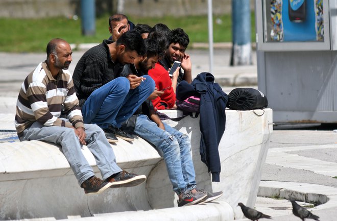 V BiH trenutno približno 3000 migrantov, policisti pa so v preteklih sedmih dneh preprečili vstop štiristotim. FOTO: Elvis Barukcic/AFP