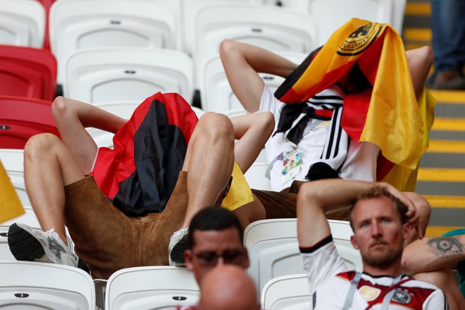 Če so Nemci do včeraj v nogometnih šalah veljali za tiste, ki smešijo druge, se je situacija po izpadu s SP spremenila. FOTO: Reuters