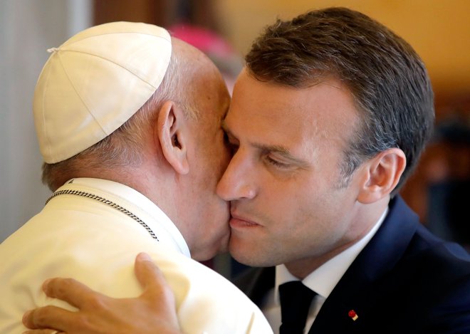 Francoski predsednik Emmanuel Macron in papež Frančišek ta teden v Rimu.